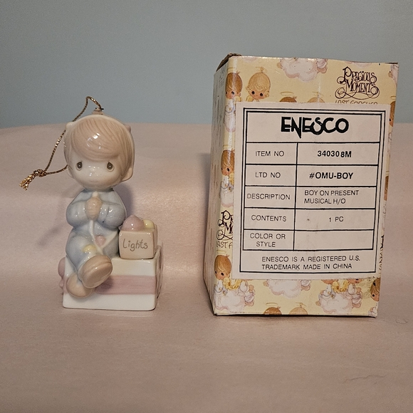 Enesco Precious Moments Boy On Present musical ornament 1994 like new - Picture 3 of 5